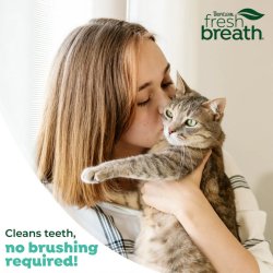 Prezentare lifestyle stăpână cu pisică gel dentar TropiClean Fresh Breath 59ml