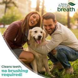 Prezentare lifestyle stăpâni cu câine gel dentar TropiClean Fresh Breath 59ml