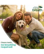 Prezentare lifestyle stăpâni cu câine mare gel dentar TropiClean Fresh Breath 118ml