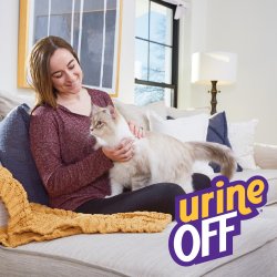 Prezentare lifestyle stăpână cu pisică pe canapea curată și logo Urine Off