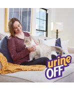 Prezentare lifestyle stăpână cu pisică pe canapea curată și logo Urine Off