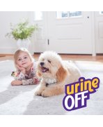 Prezentare lifestyle fetiță cu cățel pe covor curat și logo Urine Off